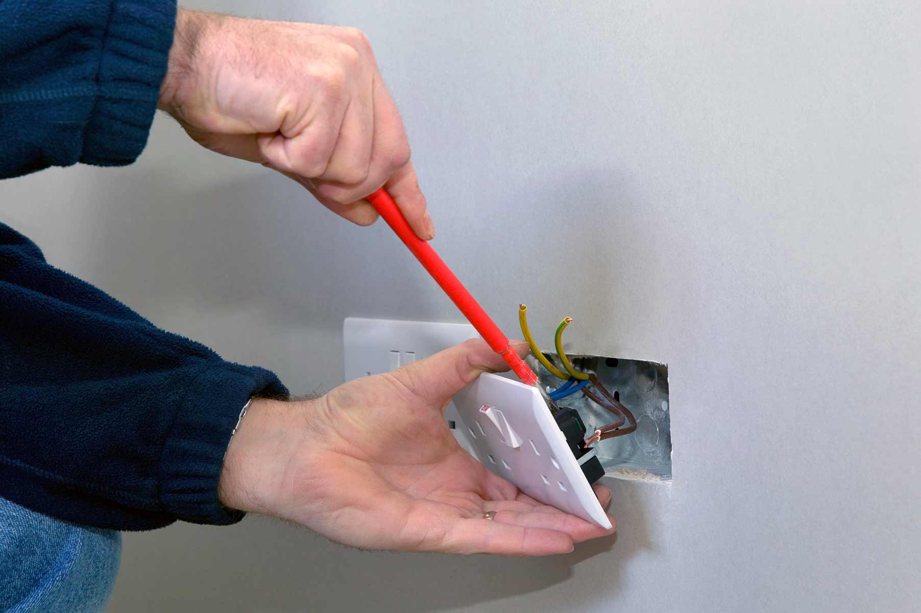 Our electricians can install plug sockets for domestic and commercial proeprties in Kensal Green and the local area. 
